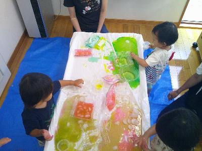 さわる子ども5