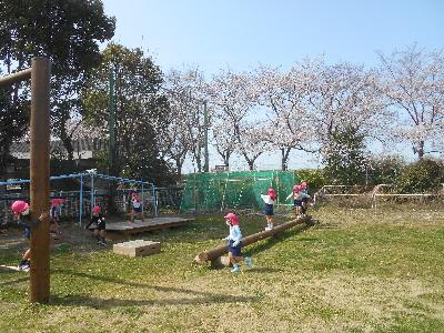 遊ぶこども