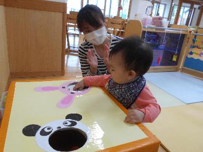 ボールを落とす子ども