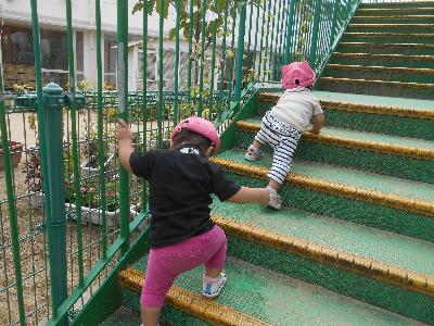 階段を登る子ども