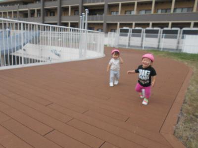 屋上園庭を走る子ども