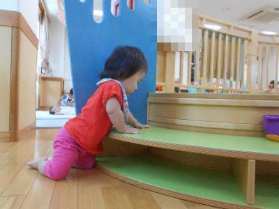 階段を登ろうとする子ども