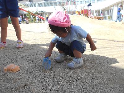 砂をすくおうとする子1