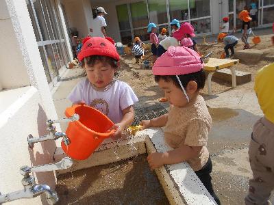 水を入れている様子を見ている子