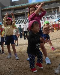 一緒に踊る子