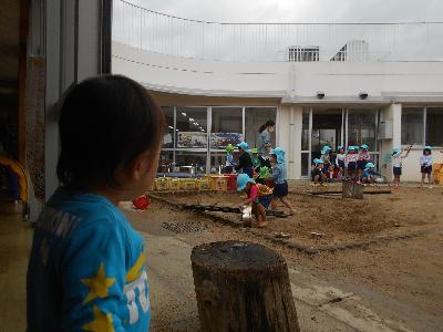 幼児クラスの体操を見ている子