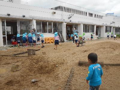幼児の側に行こうとする子