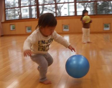 ボールを追いかける子