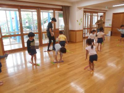 縄跳びの上を渡ったり、跳んだりしています。