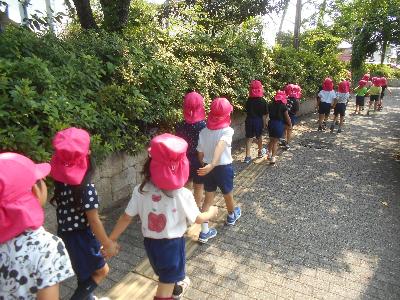 手をつないで歩く子ども達
