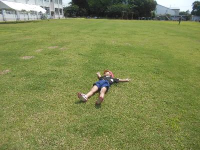 寝転がる子ども