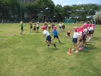 リレーをする子ども達