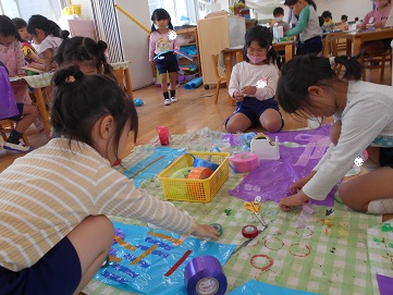 こいのぼり製作をする子ども達