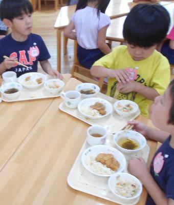 たけのこご飯を食べています