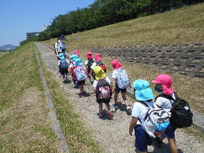 猪名川で散歩している子ども達