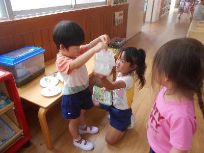 トンボを見る子ども達