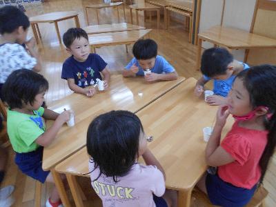 食べている所