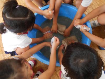 雑巾を絞る5歳児