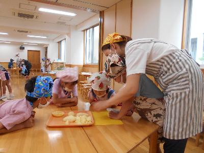 ジャガイモを切る子ども