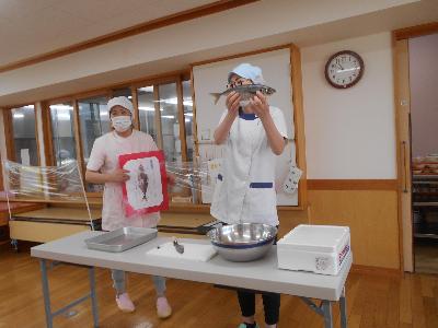 アジを紹介する調理職員