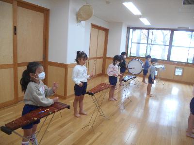 楽器で遊ぶ子ども達
