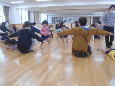 くぐり抜ける