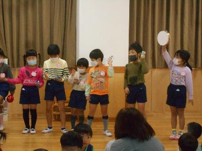 楽器をする子どもうみ
