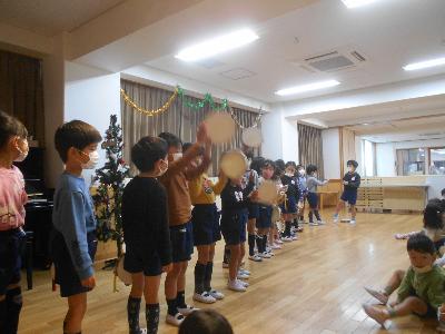 楽器をする子どもそら