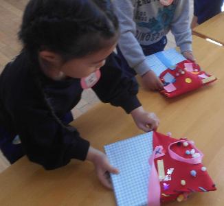 プレゼントを入れる子ども
