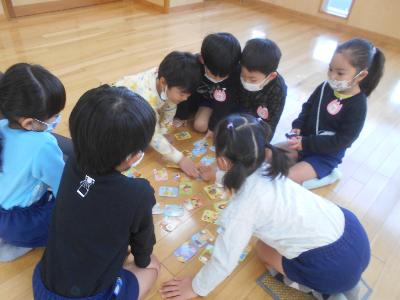 カルタを取る子ども2