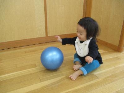 ボールを叩く子