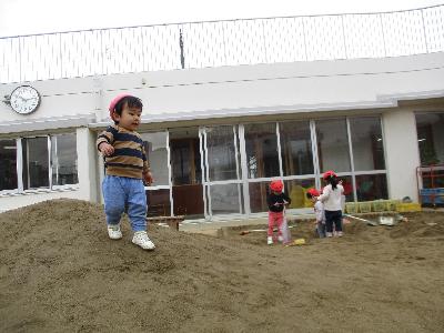 築山を降りる子