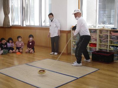 水を跳ねさせる子ども