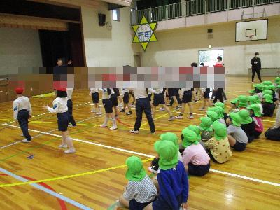 水を流す子ども