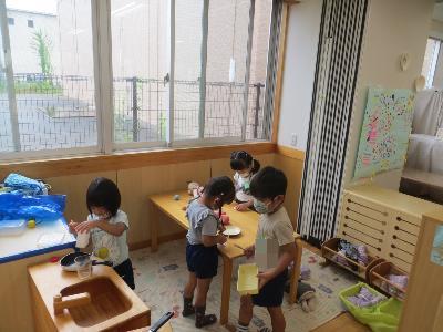 水を触る子ども