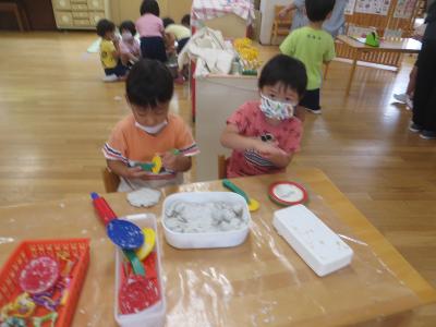 顔を洗う子ども