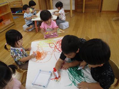ツバメの巣を見る子ども