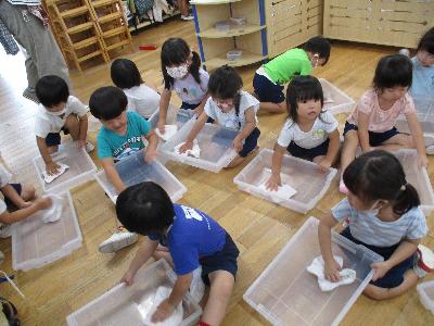 引き出しを拭く子