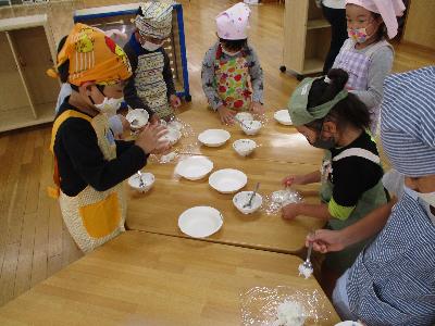 おにぎりを包む