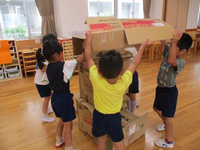 段ボールを積む子ども