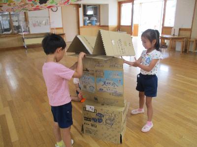 箱を積む子ども