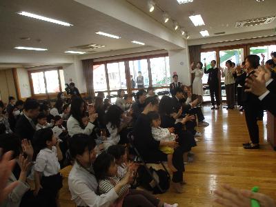 隠れる子ども