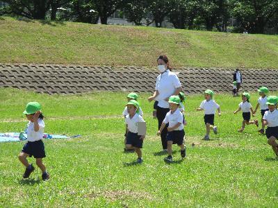 担任と一緒に走っている子ども