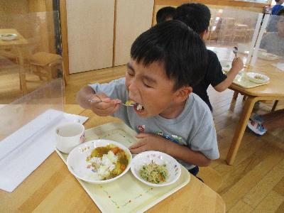 カレーを食べる