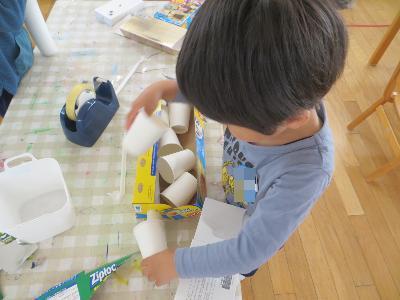 3歳児の空き箱あそび