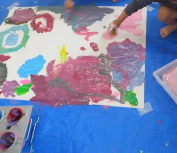 手で絵の具