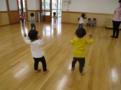 体をゆらゆら動かしているよ