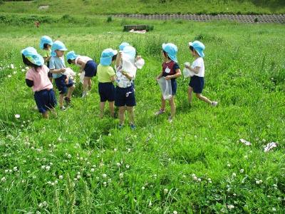 草の中で遊ぶ子ども