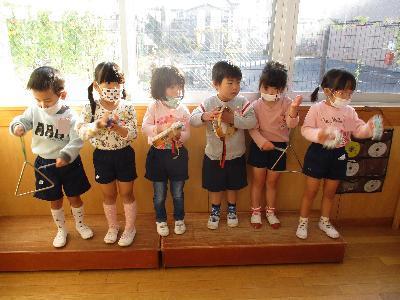 楽器で遊ぶ子ども