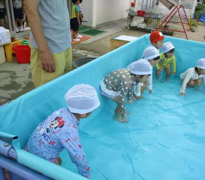水を足につけてみよう